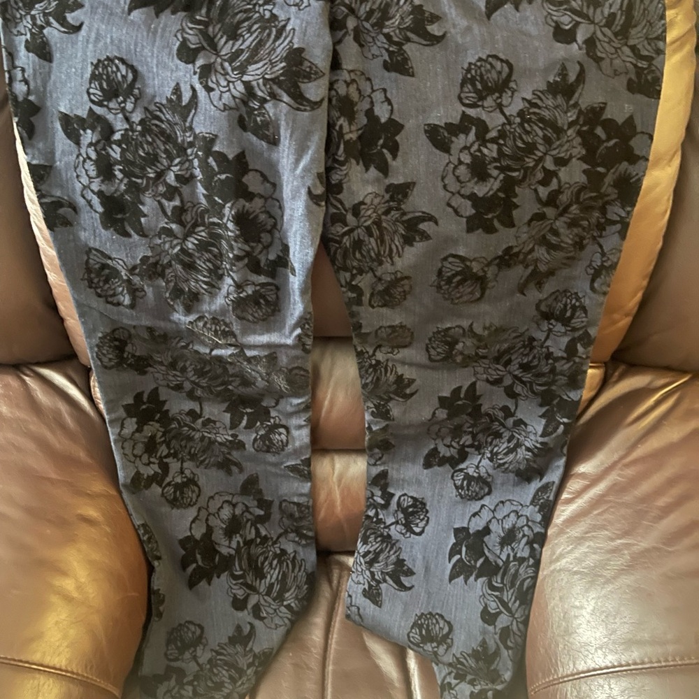Bandolino Mandie Dark Floral Jeans - Picture 5 of 7
